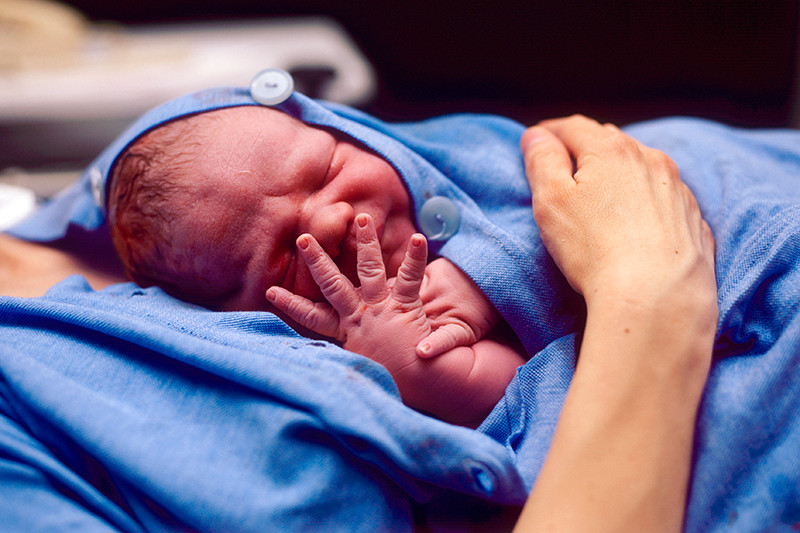 Край рождение. New born Baby in Maternity.