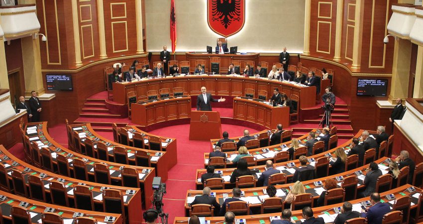 Fotografi ilustruese, Kryeministri, Edi Rama, duke folur gjate nje seance, ku duken vendet e opozitës bosh, dhjetor 2018