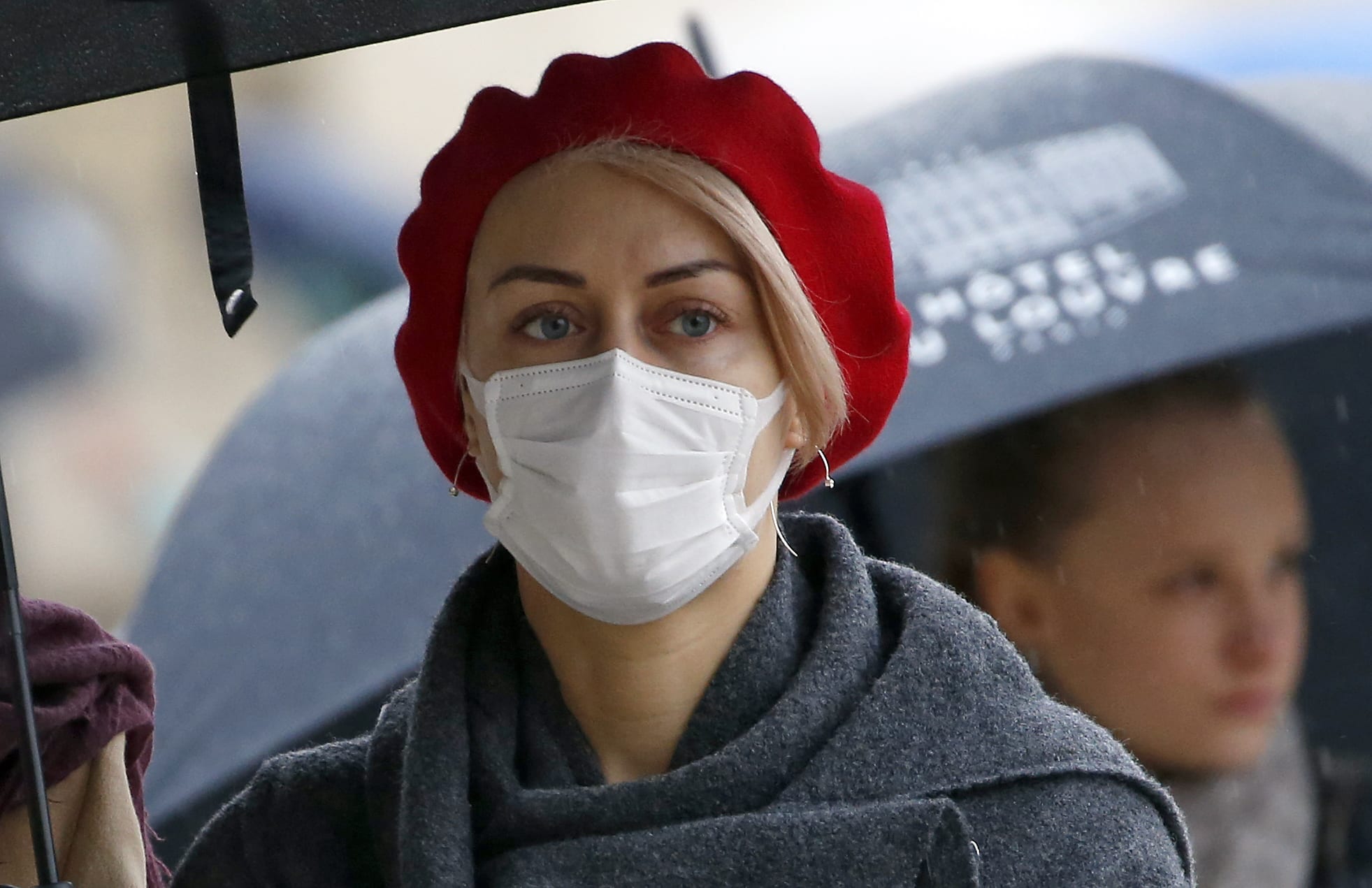 Люди едят в масках. Пандемия маски. Медицинские маски пандемии. Маска от коронавируса.