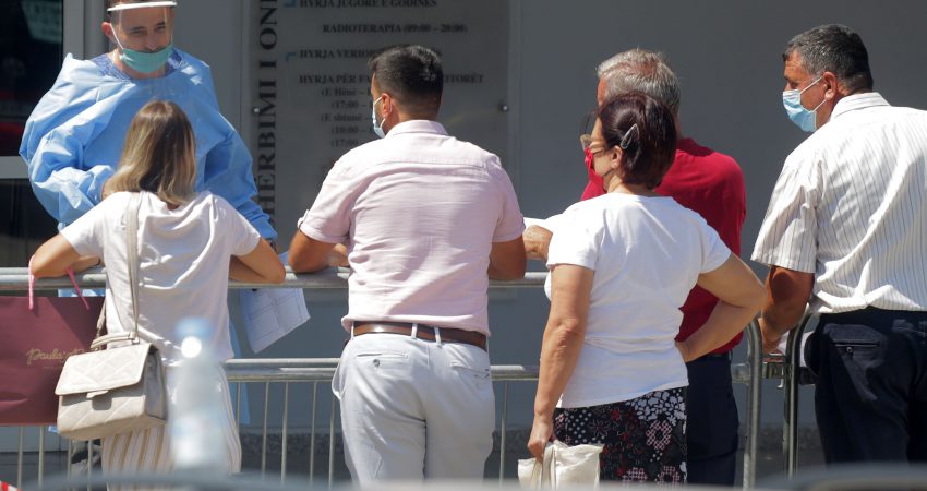 Qytetare ne rradhe ne QSUT per mjkeim tek onkologjiku, shendet, covid