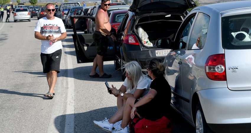 Radhe kilometrike makinash e pasagjeresh ne piken kufitare te Kakavijes, te cilet prej tre ditesh jane bllokuar ne rruge ne pritje per te bere tamponin e koronavirusit, COVID-19, per te kaluar drejt territorit grek.Gazeta "Si" 18 gusht 2020
