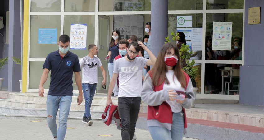 Fotografi ilustruese: Maturantet e gjimnazit Ismail Qemali me maska mbrojtese duke dale nga shkolla pas provimit te trete te matures shteterore,, Gazeta "Si" 21 gusht 2020