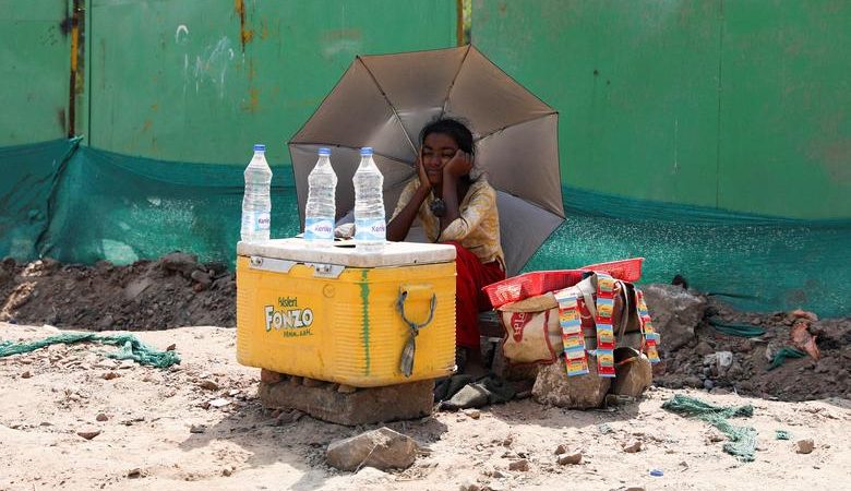 Një fëmijë duke shitur në rrugë