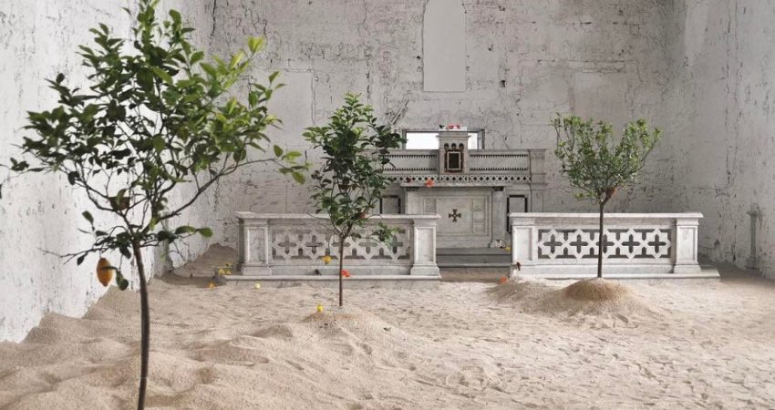 Ne foto eshte instalacioni nga nje artist italian, qe merr pjese ne Bienale