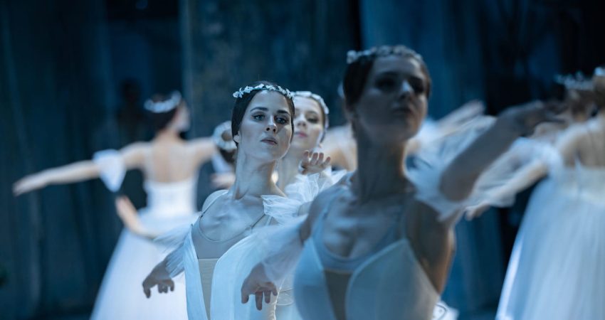 Në Lviv janë rikthyer performancat.