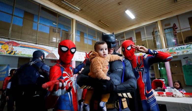 Superheronjtë që kanë vizituar burgun e grave në Argjentinë ku ndodhen edhe fëmijët e tyre.