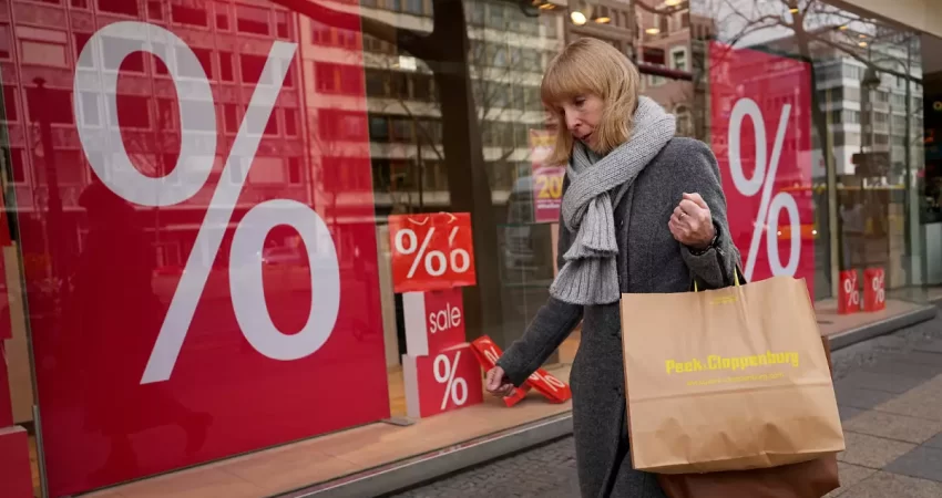 Një grua kalon pranë një dyqani në Berlin