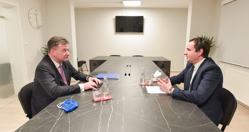 Mirosllav Lajçak (majtas) dhe kryeministri i Kosovës Albin Kurti