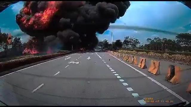 Rrëzohet një avion i vogël pranë një autostrade në Malajzi, të paktën 10 të vdekur - Gazeta Si