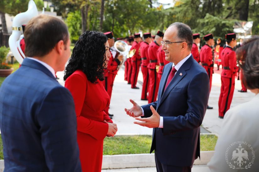 Vjosa Osmani Mbërrin Në Tiranë, Pritet Me Ceremoni Zyrtare Nga ...