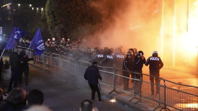 Gjykata e Tiranës jep vendimin për protestuesit e opozitës  5 në burg  6  detyrim paraqitje 